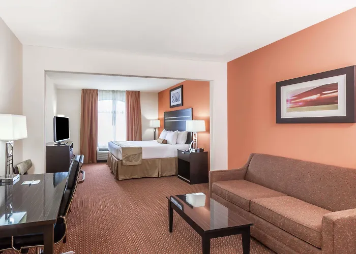 La Quinta Inn & Suites By Wyndham Tulsa Midtown